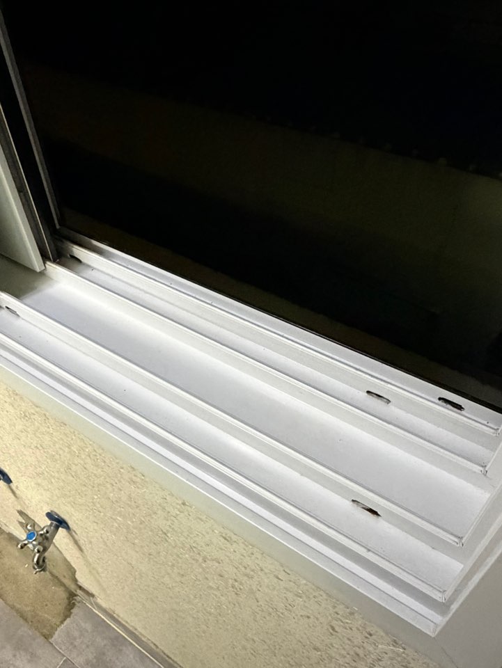 창틀 오염 청소 후