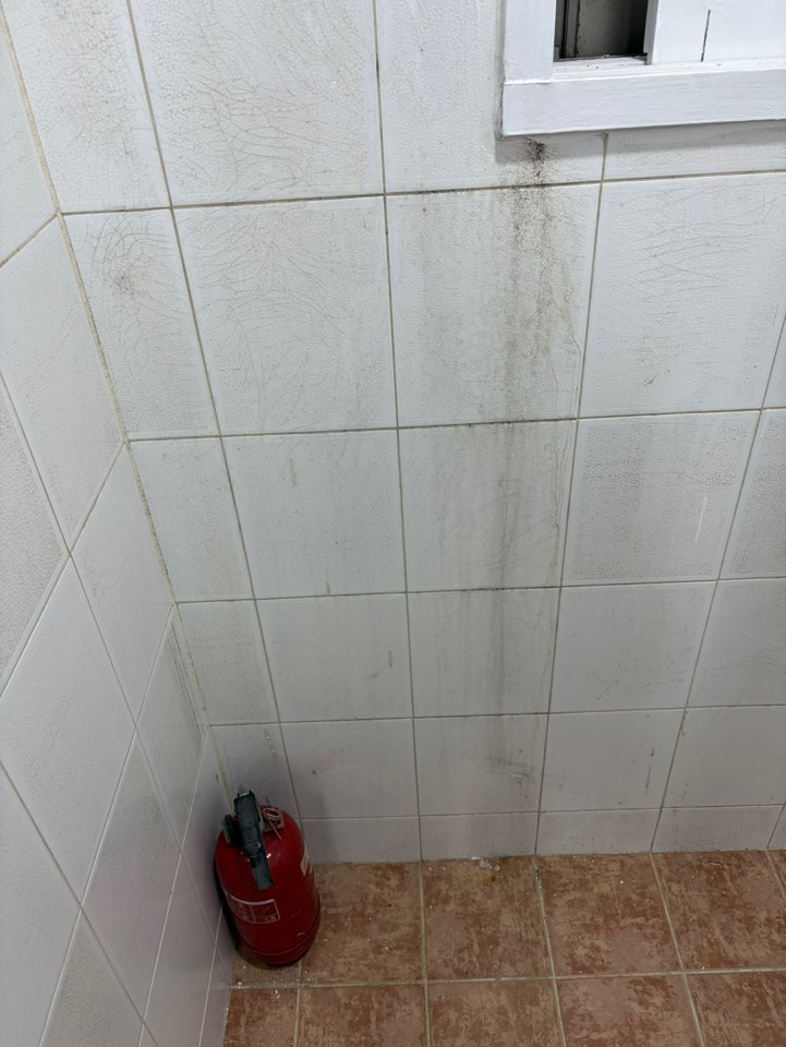 타일 오염 제거 전