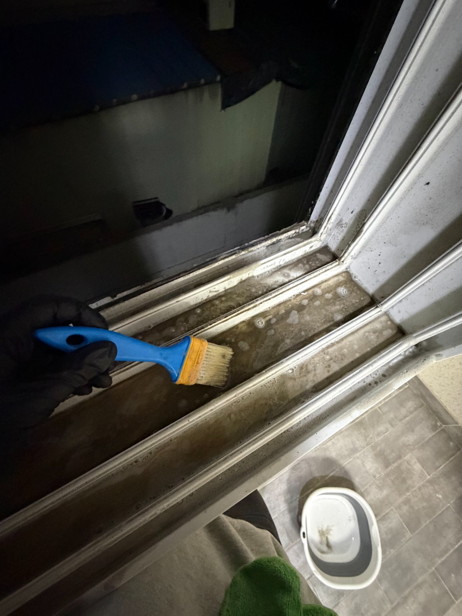 창틀 오염 청소 전